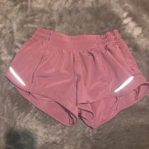 lululemon hotty hot 2.5" shorts sz 4!